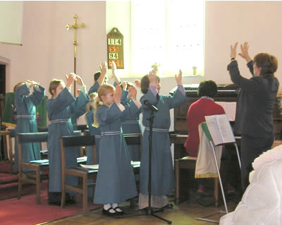 PHOTO: United Benefice Choir performing at the Mothering Sunday Service, 6th March 2005